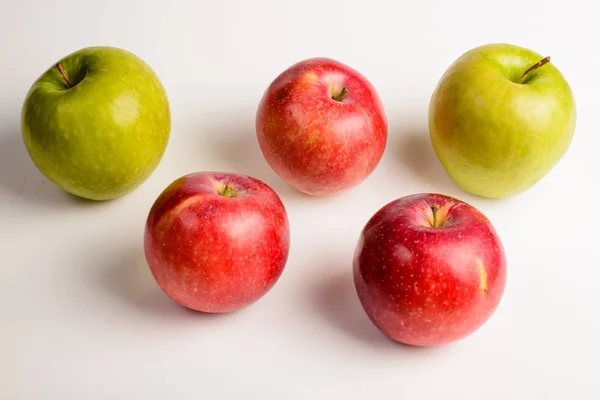 Close-up: five apples on a white background. — Stock Photo, Image