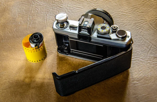Analoge SLR camera met een open compartiment voor het opladen van film. — Stockfoto