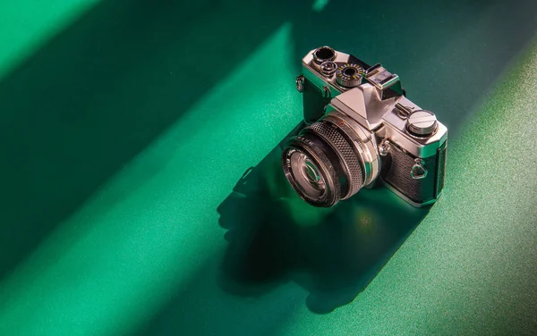 緑の背景のアナログ一眼レフ カメラ — ストック写真