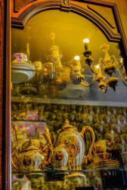 Şarap ve kahve yemekleri büfe raf kümesi.