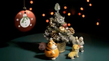 Noel ağacında hatıra oyuncakları dans et..