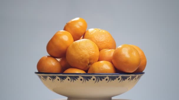 Eine Große Vase Mit Großen Reifen Mandarinen Verschiedener Sorten Rotiert — Stockvideo