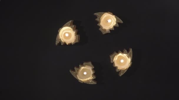 Quatre chandeliers en forme d'arbre de Noël tournent en cercle. La vue du haut .