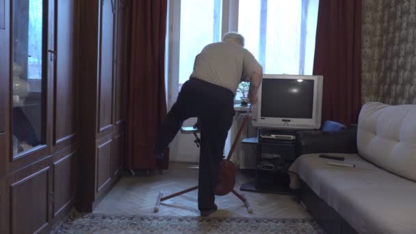 A man trains on an exercise bike while at home during the epidemic — Stock Video