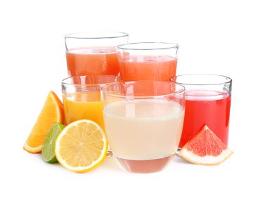 Lezzetli narenciye suyu ve beyaz zemin üzerine taze meyve ile gözlük