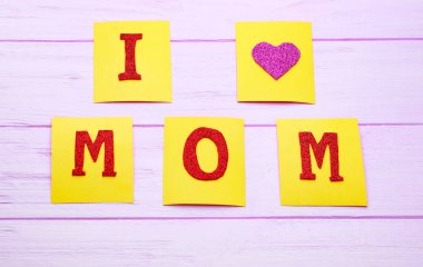 Ben aşk anne, yapışkan notlar ahşap arka plan üzerinde yapılan ifade. Anneler günü için selamlar