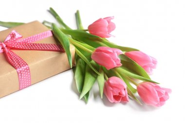 Güzel laleler ve hediye kutusu beyaz arka plan üzerinde oluşan