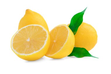 Lezzetli narenciye meyve ve beyaz zemin üzerine yeşil yaprakları