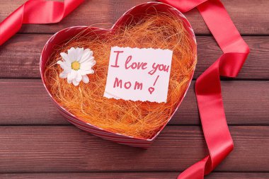 Hediye kutusu ahşap arka plan üzerinde anneler günü tebrik kartı