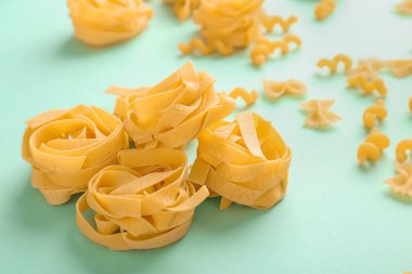 Renkli arka planda pişmemiş makarna