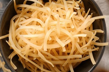 Pişmemiş makarnayla kase, yakın plan.