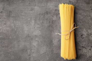 Pişmemiş makarna makarna gri arka plan üzerine