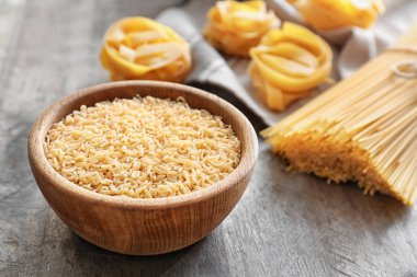 Masada pişmemiş makarna ile kase