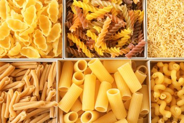 Farklı pişmemiş makarna, closeup kutularıyla