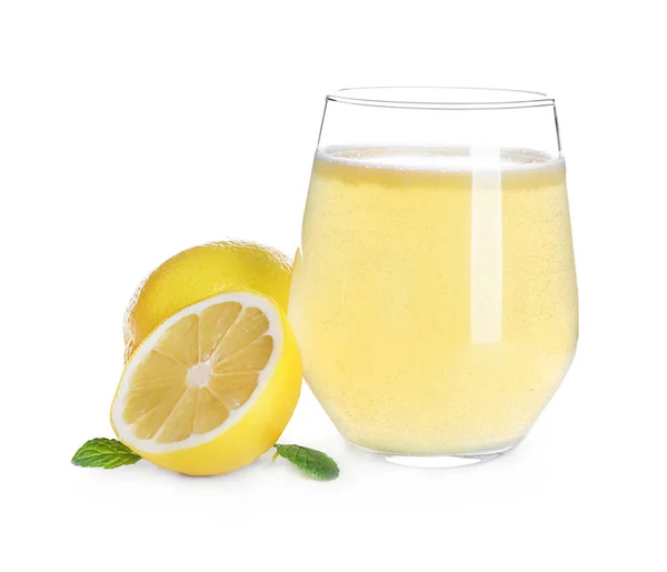 Bicchiere con delizioso succo di agrumi e frutta fresca su sfondo bianco — Foto Stock
