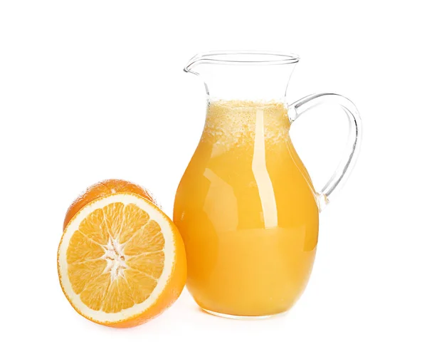 Скляний глечик зі смачним цитрусовим соком та свіжими фруктами на білому тлі — стокове фото