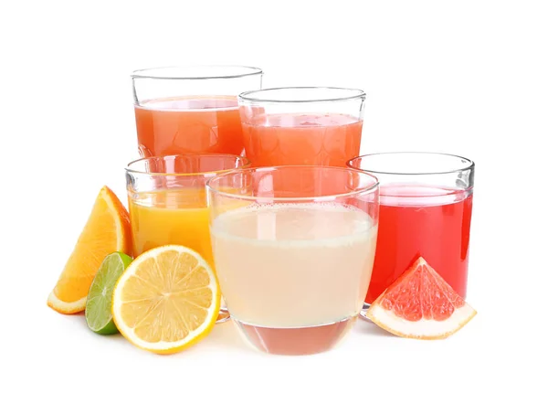 Очки с вкусным цитрусовым соком и свежими фруктами на белом фоне — стоковое фото