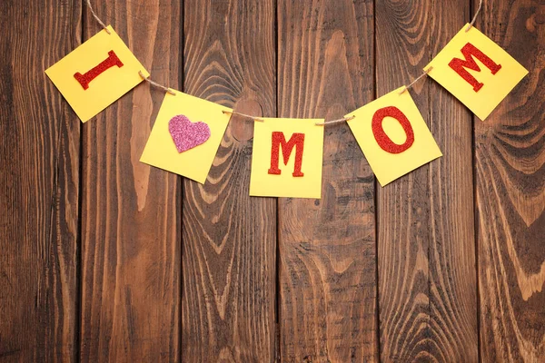Wianek z tekstem I Mama miłość na podłoże drewniane. Życzenia na dzień matki — Zdjęcie stockowe