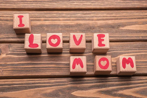 Cubes avec texte I LOVE MOM sur fond bois. Salutations pour la fête des mères — Photo