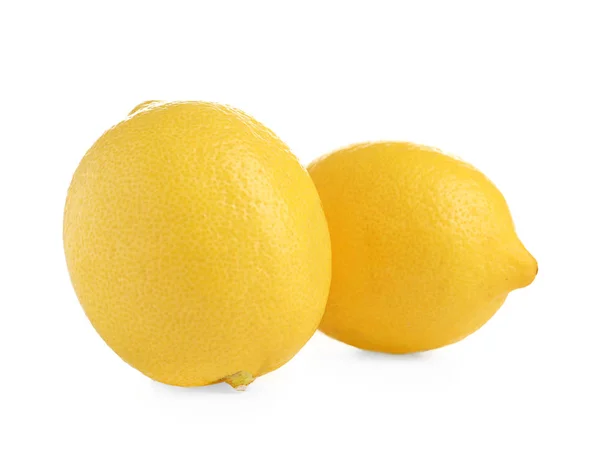 Mogna citroner på vit bakgrund. Färska citrusfrukter — Stockfoto