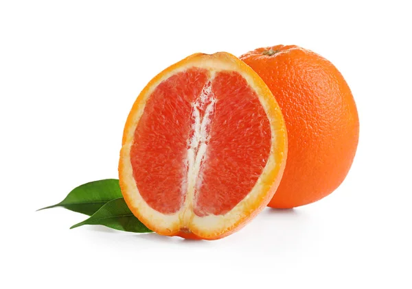 Rijpe sinaasappels op witte achtergrond. Verse citrusvruchten — Stockfoto
