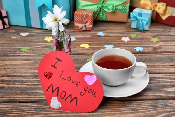 Tasse de thé et carte avec des mots "Je t'aime maman" sur la table. Fête des Mères — Photo