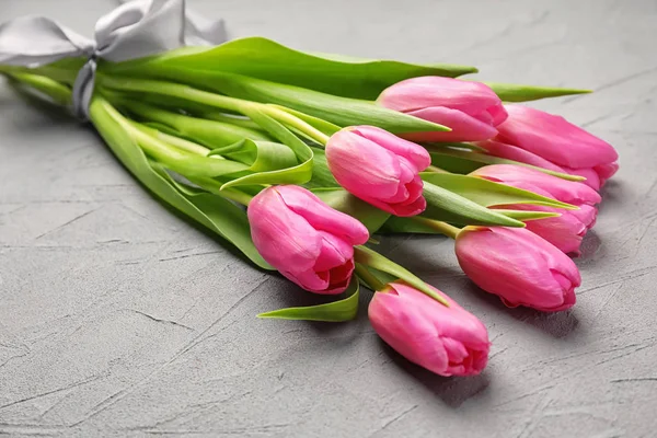 Buquê de belas tulipas em fundo cinza texturizado — Fotografia de Stock