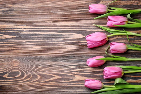 Bellissimi tulipani freschi su sfondo di legno — Foto Stock