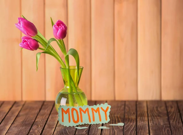 Vase avec de belles tulipes pour la fête des mères sur table en bois — Photo