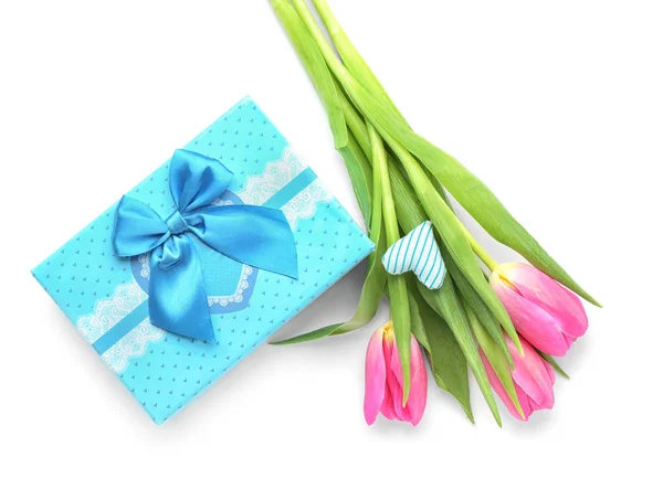 Bouquet of beautiful tulips and gift box on white background — Stock Photo, Image