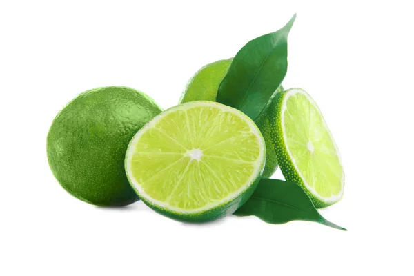 Läckra citrusfrukter och gröna blad på vit bakgrund — Stockfoto