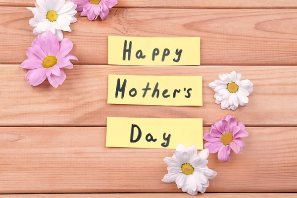 Festliche Komposition mit Text Happy Mother 's Day auf Holzgrund — Stockfoto