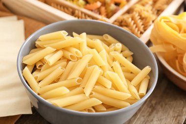 Masada pişmemiş makarna ile kase