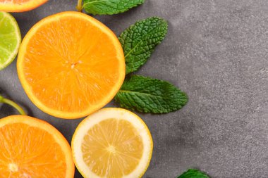 Olgun narenciye meyve ve gri arka plan üzerine nane