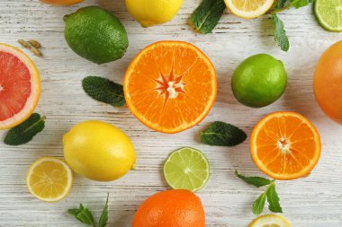 Işık arka plan üzerinde olgunlaşmış narenciye meyve ile düz yatıyordu kompozisyon