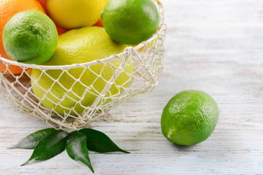 Tablo üzerinde olgunlaşmış narenciye meyve sepeti