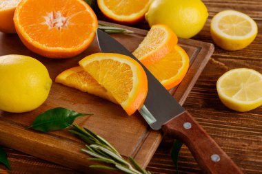 Tablo üzerinde olgunlaşmış narenciye meyve