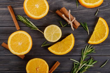 Olgun narenciye, tarçın ve biberiye ahşap arka plan üzerinde düz yatıyordu kompozisyonu