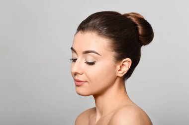 Kaplıca tedavisi ışık arka plan üzerinde sonra ipeksi cilt olan güzel kadın