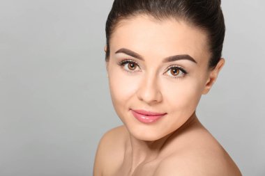 Kaplıca tedavisi ışık arka plan üzerinde sonra ipeksi cilt olan güzel kadın