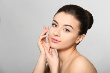 Kaplıca tedavisi ışık arka plan üzerinde sonra ipeksi cilt olan güzel kadın