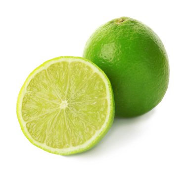 Beyaz zemin üzerine lezzetli olgun limes