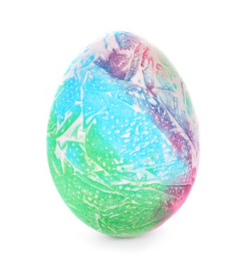 Beyaz zemin üzerine boyalı Paskalya yortusu yumurta