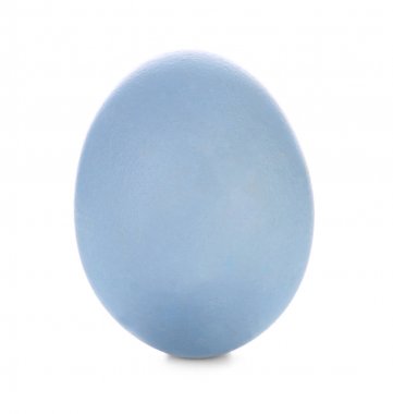 Beyaz zemin üzerine boyalı Paskalya yortusu yumurta