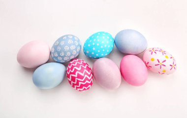 Beyaz zemin üzerine boyalı Paskalya yumurtaları