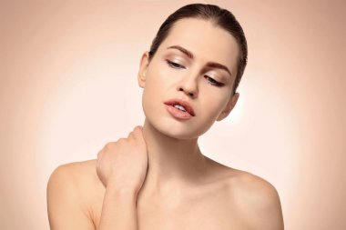 Renkli doğal makyajlı güzel bir genç kadın.