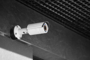 Açık havada binanın duvarındaki modern Cctv kamera
