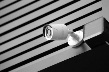 Açık havada binanın duvarındaki modern Cctv kamera