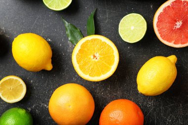 Gri arka plan üzerinde olgunlaşmış narenciye meyve