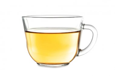 Beyaz arka plan üzerinde cam fincan lezzetli sıcak çay